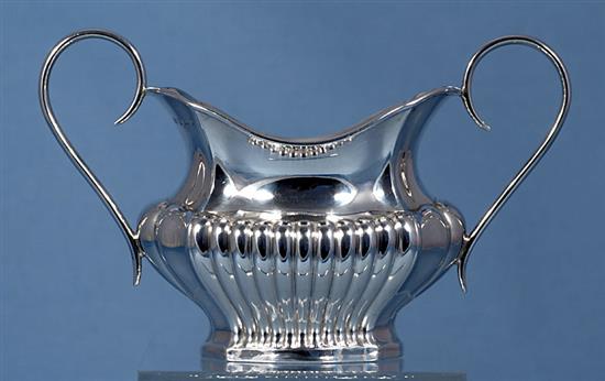 An Edwardian silver sugar bowl, Height 4”/102mm Width inc handles 6 ½”/168mm Weight: 5.5oz/155grms